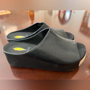 NWOT Volatile cork soled wedges - women’s size 7.